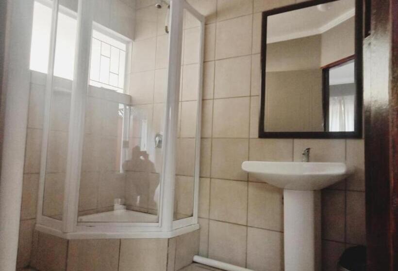 Семейный Номер, Ay Jay S Guesthouse