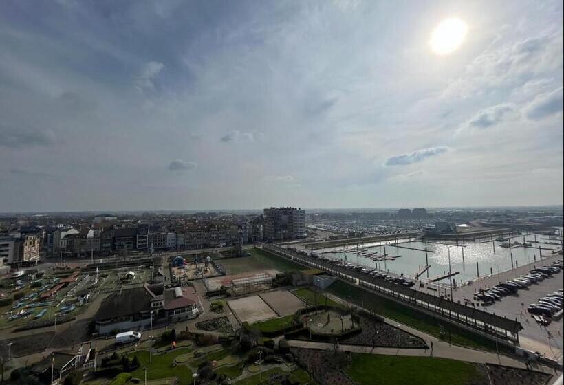 标准三人间, Beach Palace