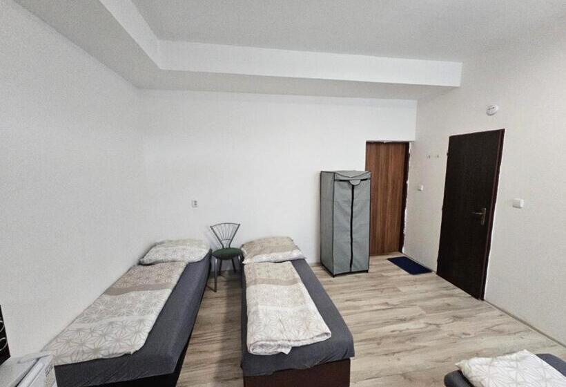 Standard Kolmen Hengen Huone, Ubytování Střekov Aréna