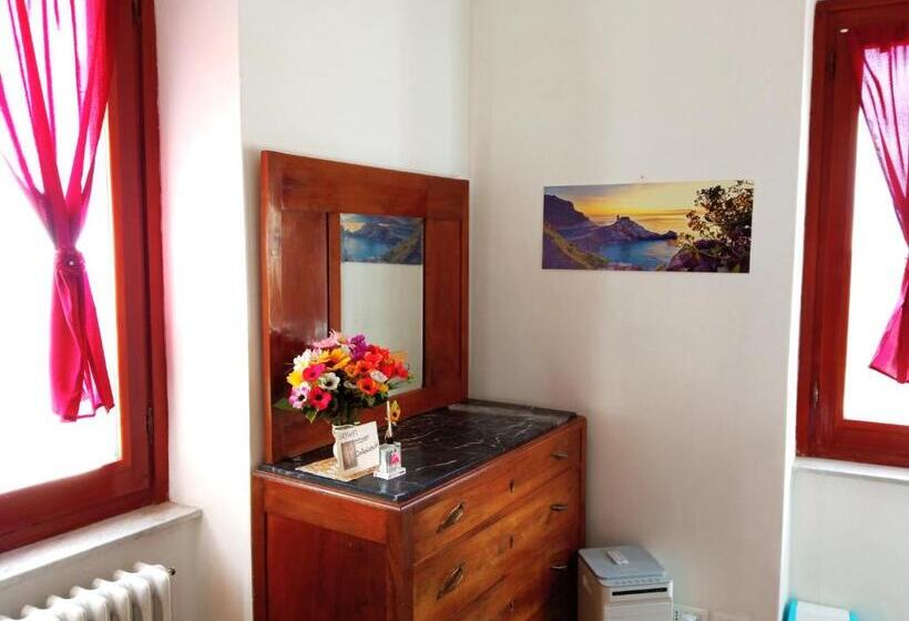 اتاق لوکس با چشم‌انداز دریا, La Ginestra B&b