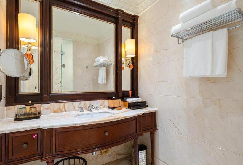 带泳池景观的优质房间, Crowne Plaza Resort Sanya Bay, An Ihg