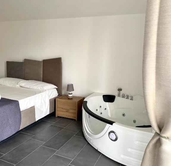 Люкс Кровать Кинг, Habitat Luxury Suites
