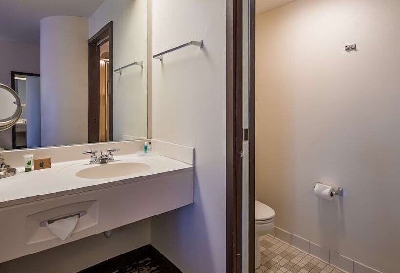 Номер Стандарт 2 Двуспальные Кровати, Charlevoix Inn & Suites Surestay Collection By Best Western