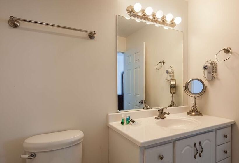Люкс, Charlevoix Inn & Suites Surestay Collection By Best Western
