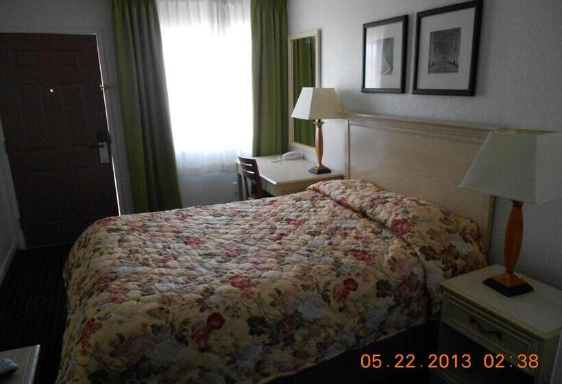 מיטת קינג בסוויטה, Fireside Inn By The Beach Boardwalk & Bowling