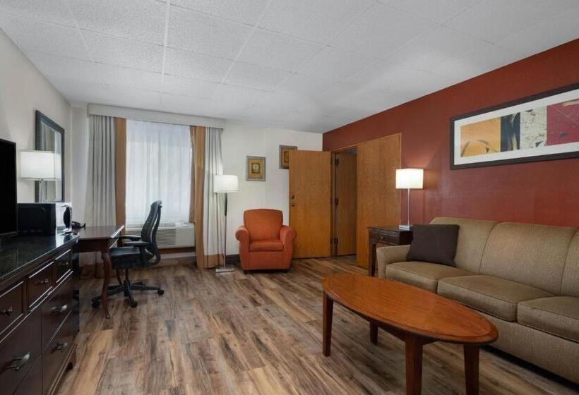 キングサイズベッドのスイートルーム, Ramada By Wyndham Albert Lea