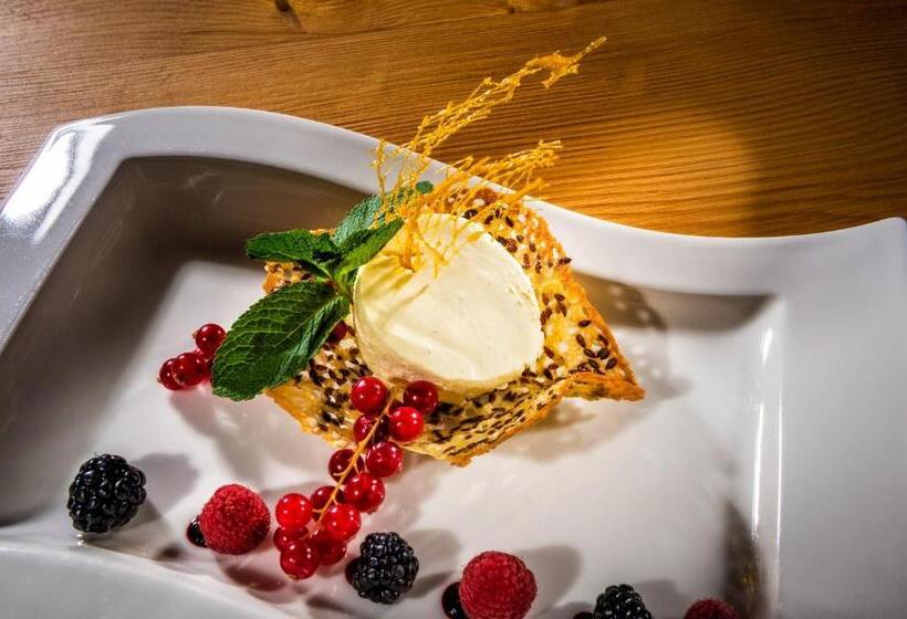 اتاق استاندارد سه تخته با بالکن, Berghotel Alpenklang