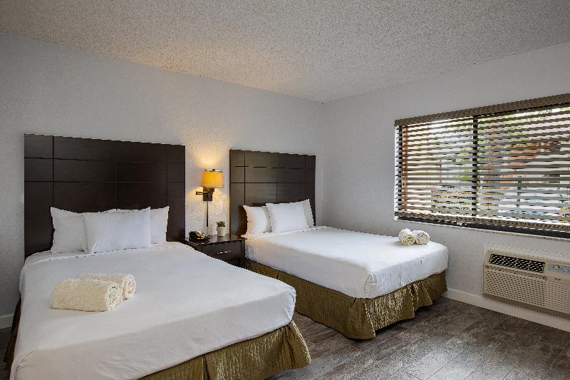 Standard Cuadruple Room Shared Bathroom, Charlotte Guest House