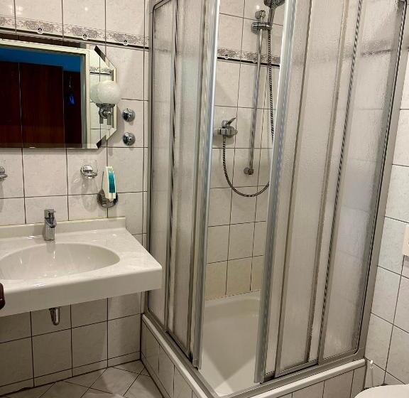 标准三人间, Weinhaus Eberitzsch Gmbh