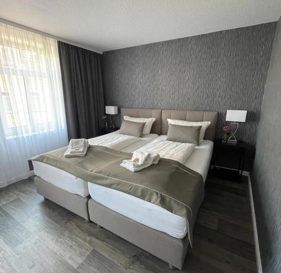 舒适三人间, Zur Altstadt   Am Fuße Der Osterburg Gaststätte, Pension, Fewo