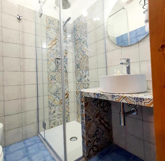 اتاق با خدمات پایه با منظره ی مشرف به دریا [قابل مشاهده ازبالکن], Cala Marina