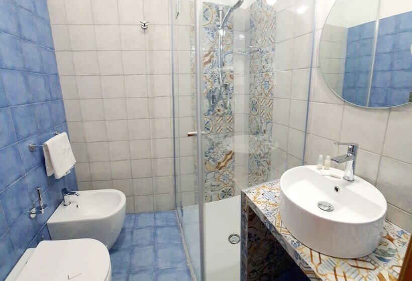 اتاق با خدمات پایه با منظره ی مشرف به دریا [قابل مشاهده ازبالکن], Cala Marina