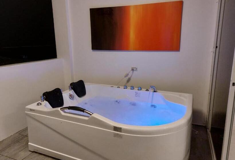Люкс с гидромассажем, Bonsai Jacuzzi Suites