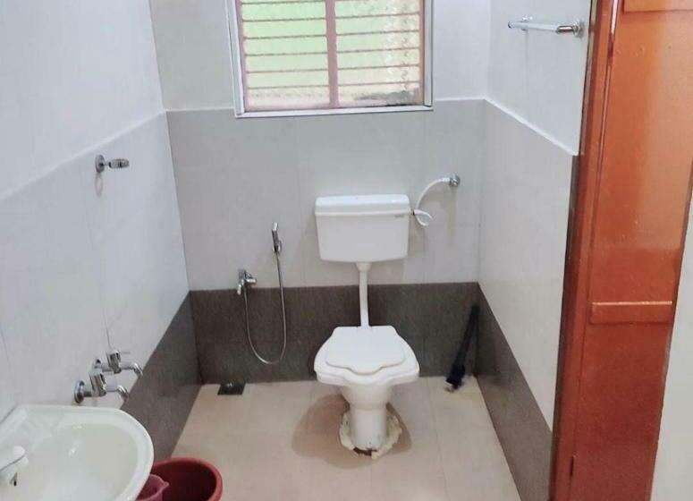 اتاق خانوادگی, Trishula Guest House