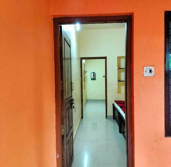اتاق خانوادگی, Trishula Guest House