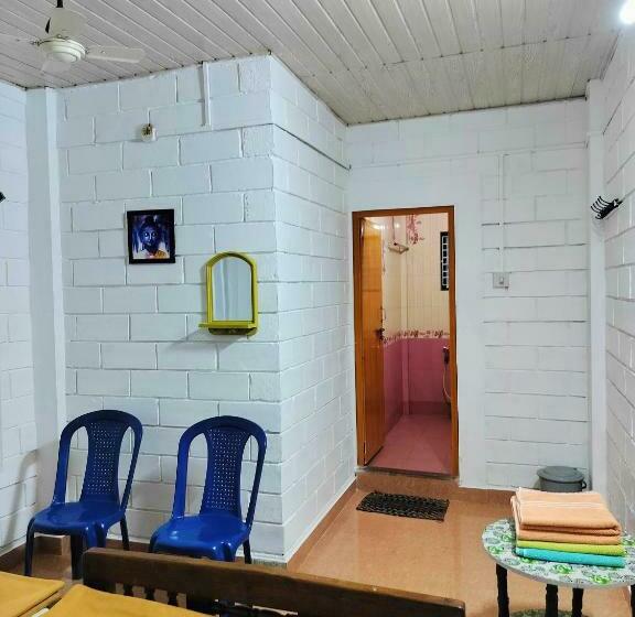 اتاق اکونومی, Trishula Guest House