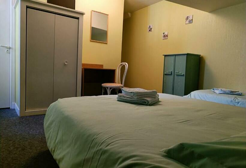 Номер Стандарт Трехместный, Hostellerie Du Chateau Bellenaves