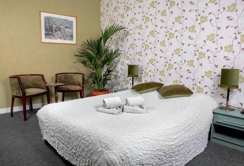 Номер Стандарт с Балконом, Hostellerie Du Chateau Bellenaves