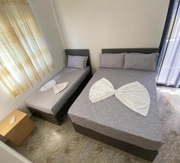Quarto Triplo Estandar com Sacada, Grey Villa