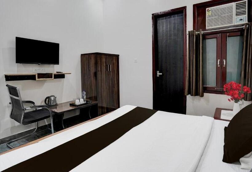 Трехместный Номер Классика, Super Hotel O Govind Nagar Near Krishan Janm Bhoomi Formerly Nidhivan Dham