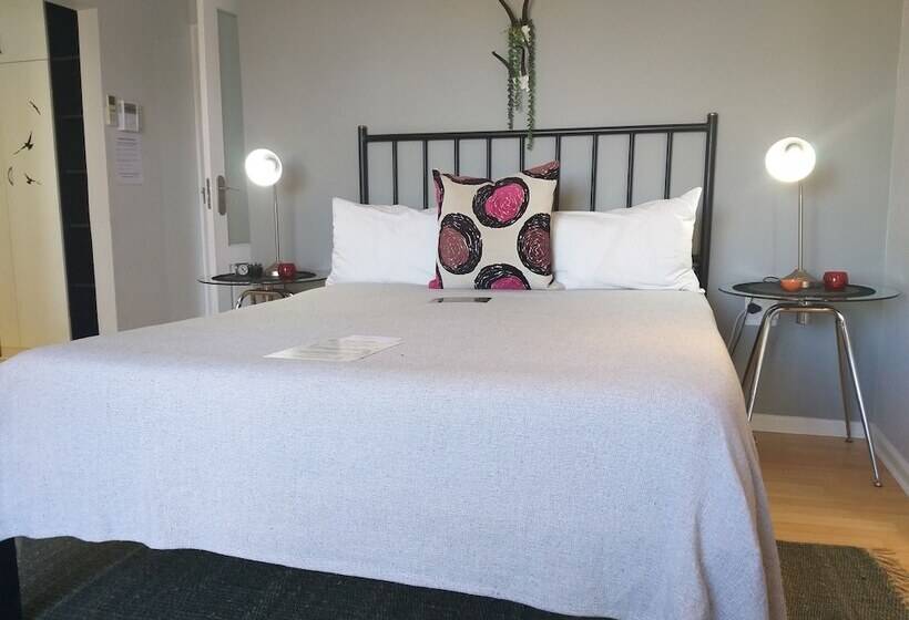 Номер Deluxe, Earthbound Guest House