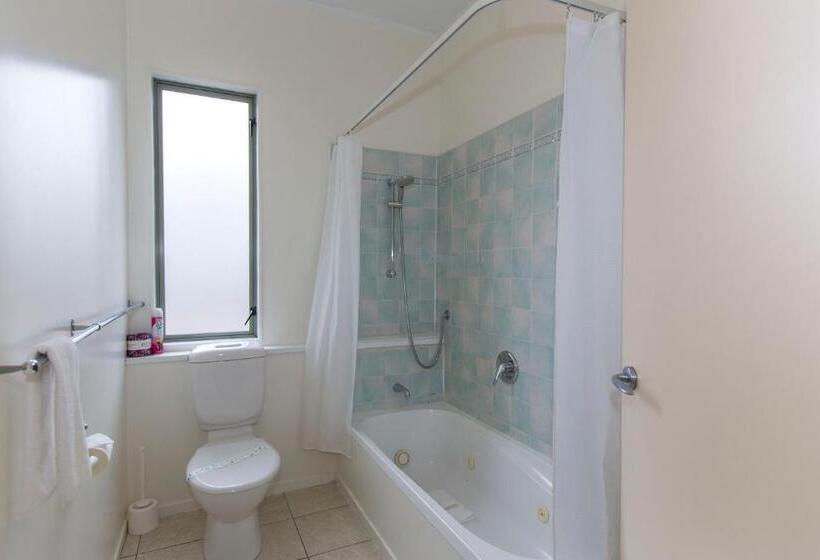 Апартаменты 3 Спальни, Fernhill Motor Lodge