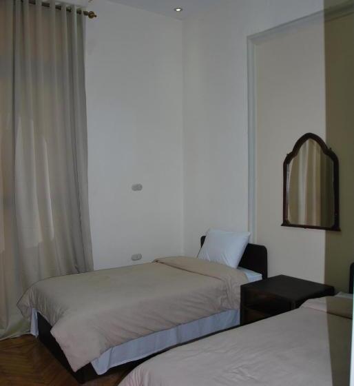 اتاق استاندارد با سرویس بهداشتی مشترک, Cecilia Hostel