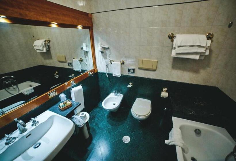 Habitación Estándar, Serino