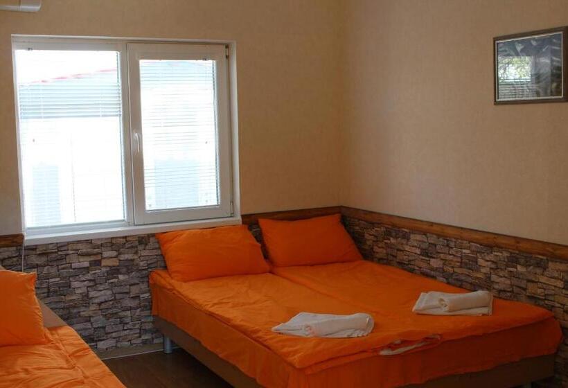 اتاق کلاسیک سه تخته, Guest House Nevena