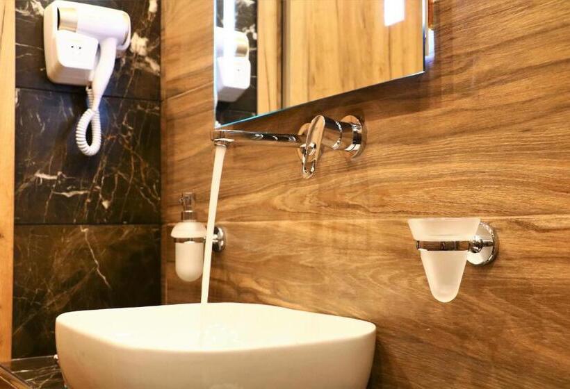 标准三人间, Semiramis Guesthouse
