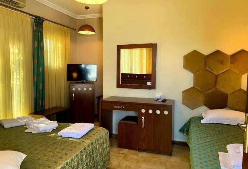 标准三人间, Semiramis Guesthouse