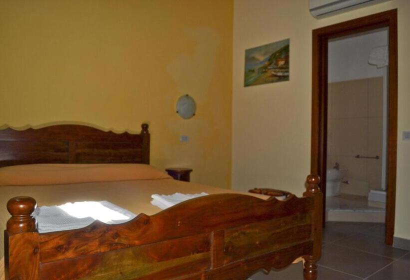 Четырехместный Номер Стандарт с Балконом, Casa Vacanze Santa Lucia