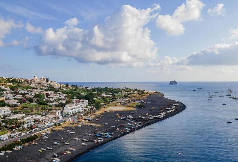 Люкс Deluxe Вид на Море, Stromboli Suite Apartment With Terrace Volcano & Sea View