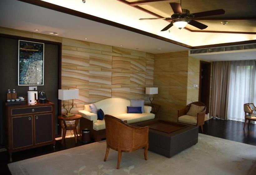Вилла 3 Спальни с Бассейном, Wanda Reign Resort & Villas Sanya Haitang Bay