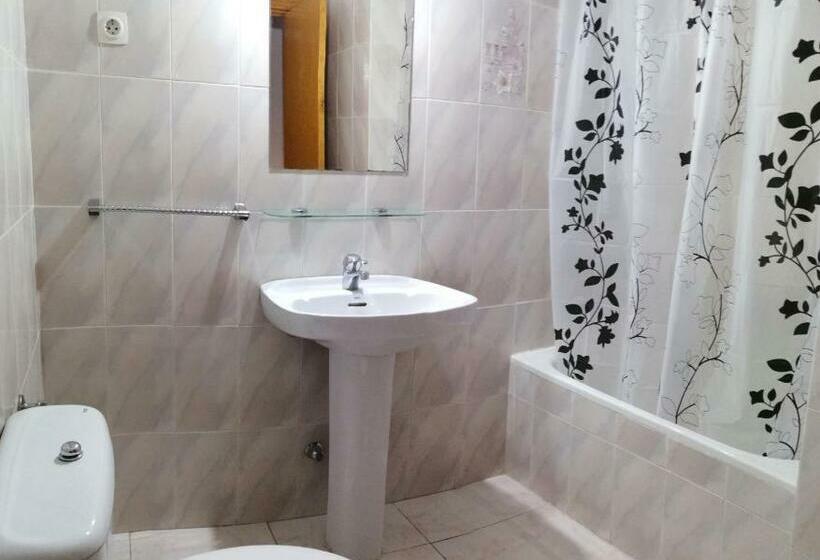 Номер Стандарт Трехместный, Hostal Sierra De Gredos