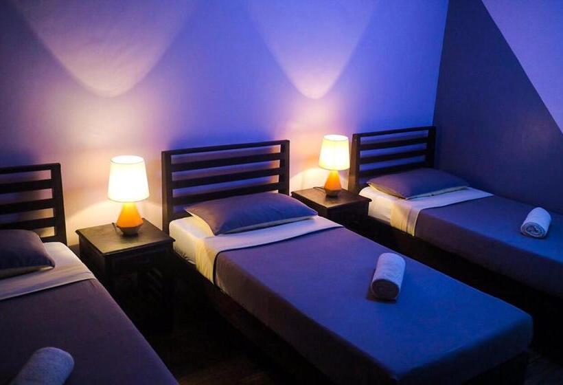 اتاق ساده سه‌ نفره, Hostel Privado