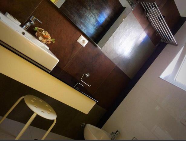 اتاق اجرایی سه نفره, B&b Sabin Ross