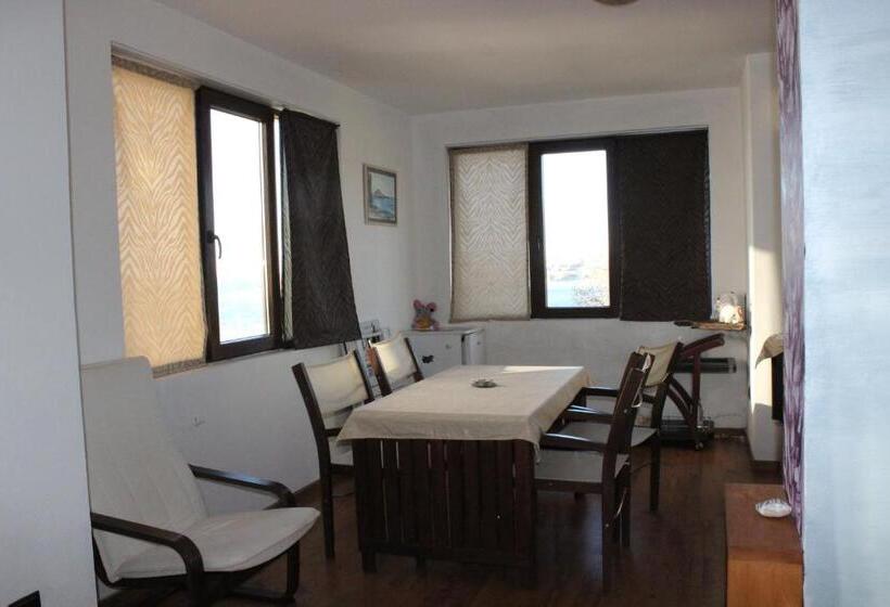 2 Bedroom Suite with Balcony, Guest House Dara