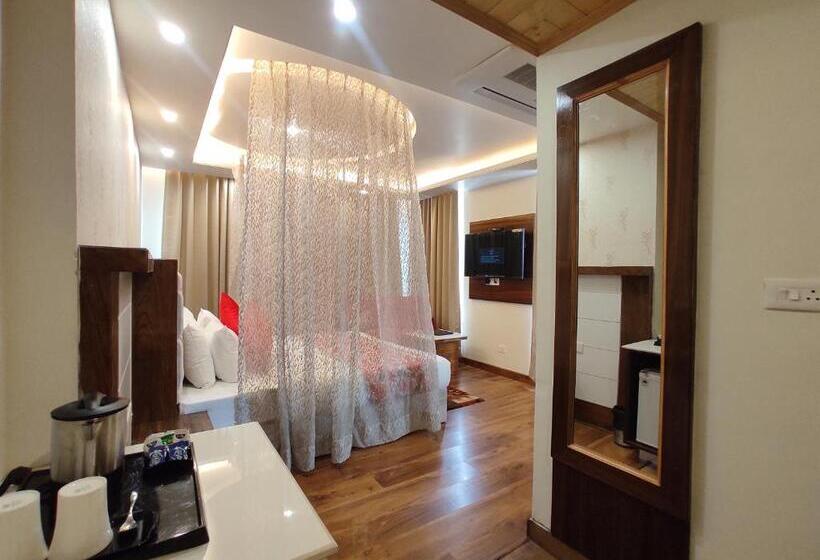 디럭스 룸 킹사이즈 침대, Abhilashi Residency & Spa   Centrally Heated & Air Cooled