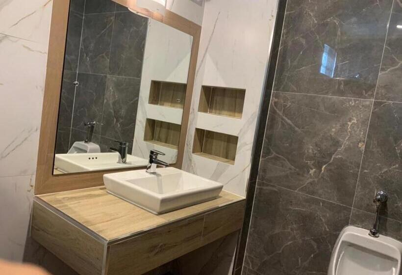 سوییت جونیور با بالکن, โรงแรมมาลินี
