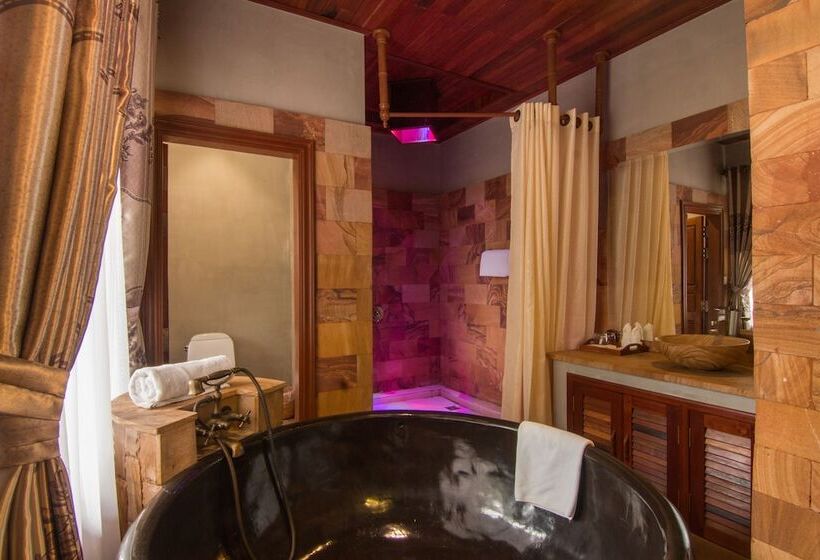 Полулюкс, Model Angkor Resort
