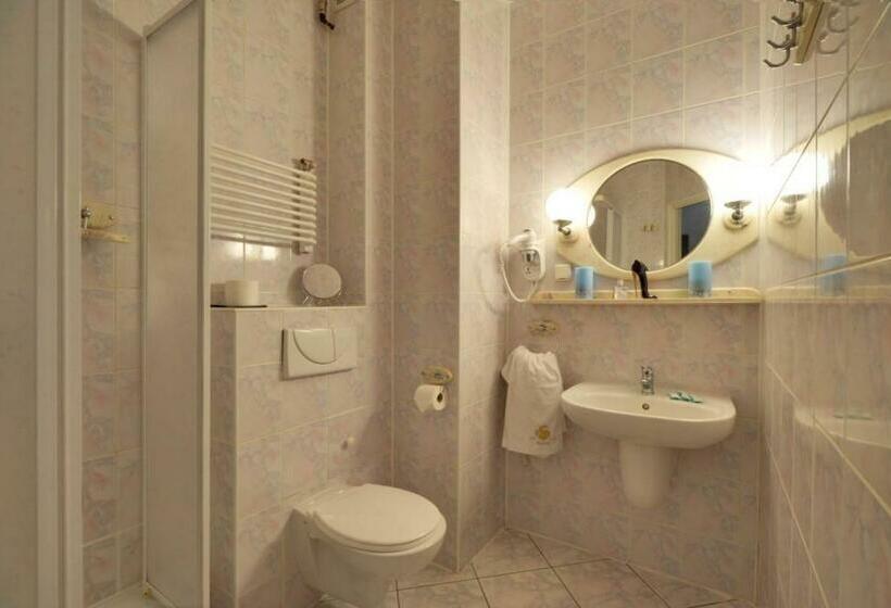 Habitación Triple Estándar, Rezydencja Biały Jar