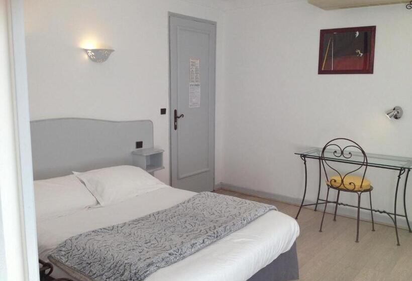 Standard Triple Room with Terrace, Hôtel Lou Caleù Restaurant Le Rocher Des Abeilles