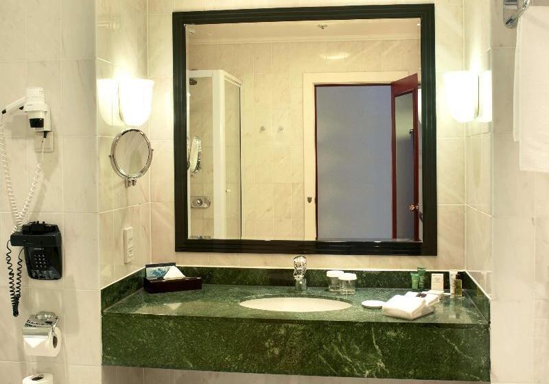 Семейный Номер, Auberge Dupuytren