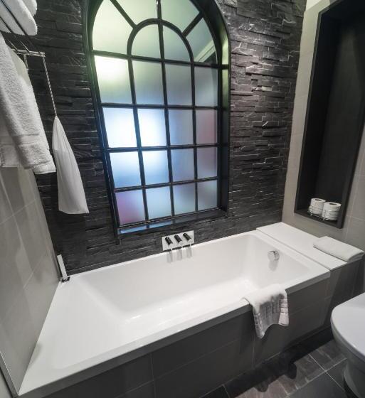 Quarto Superior com Sacada, The Exhibitionist
