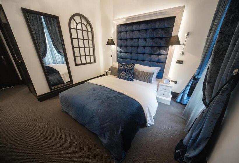 Quarto Superior com Sacada, The Exhibitionist