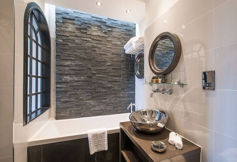Quarto Superior com Sacada, The Exhibitionist