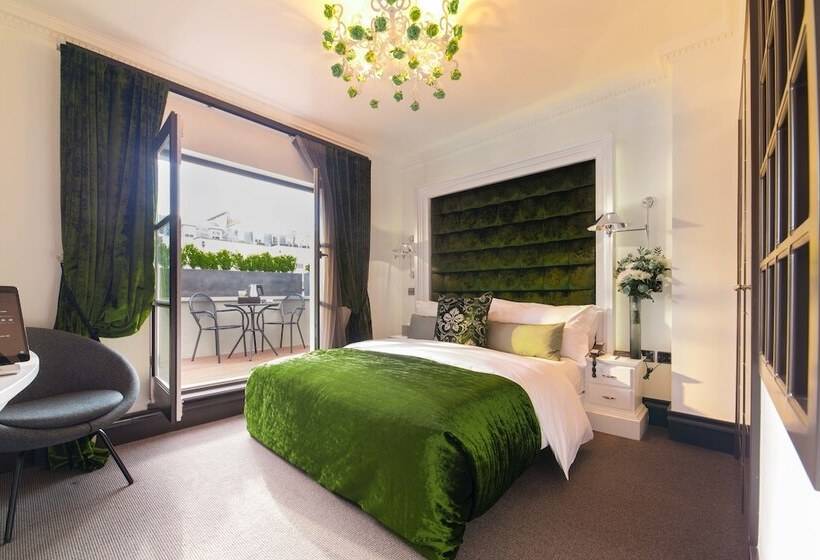 Quarto Superior com Sacada, The Exhibitionist