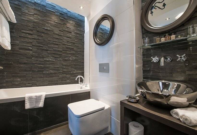 Quarto Deluxe, The Exhibitionist