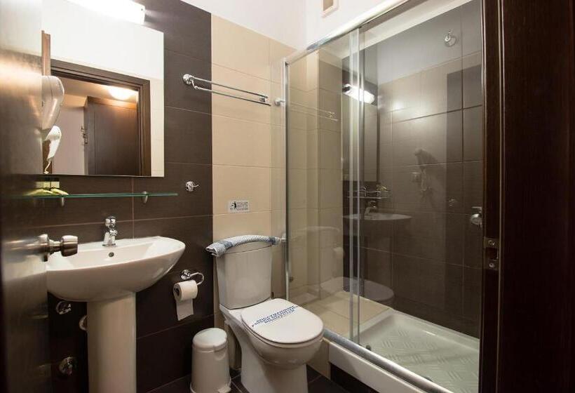 Family Suite, Giannoulis